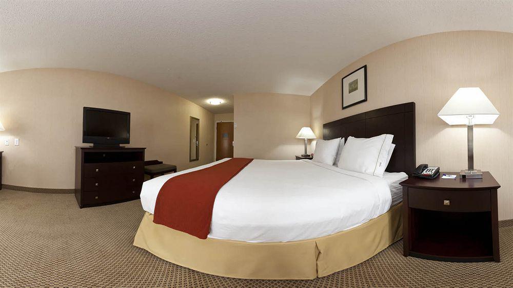 Holiday Inn Express Hotel & Suites Tipp City By Ihg Buitenkant foto