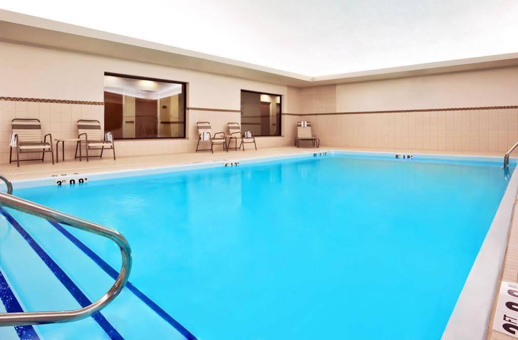 Holiday Inn Express Hotel & Suites Tipp City By Ihg Buitenkant foto